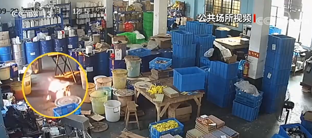 火勢加大，其他人視而不見。